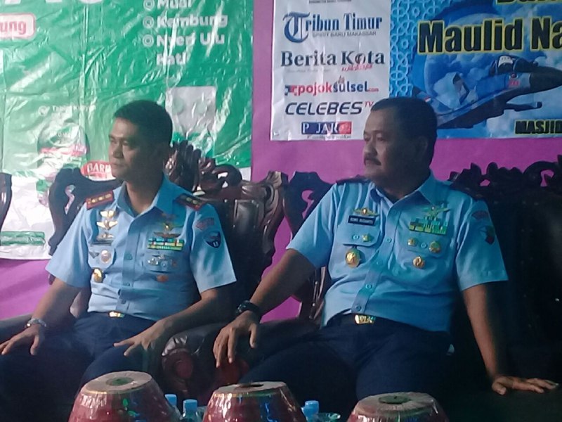 Ket: Komandan Lanud Sultan Hasanuddin, Marsekal Pertama TNI Bowo Budiarto dan Komandan Skadron Udara 11 Letkol Pnb Anton Palaguna. (foto: M Haris Syah/PIJAR)
