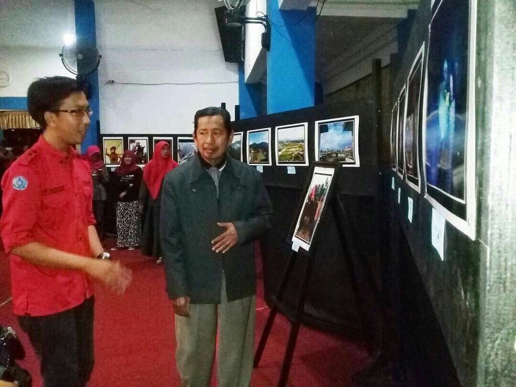 Ket: Rektor Umpar Prof Siri Dangnga saat berkunjung pada pameran foto Fokus Umpar, tahun lalu. Agenda serupa bakal dihelat Desember ini. (foto; Dokumentasi Fokus)
