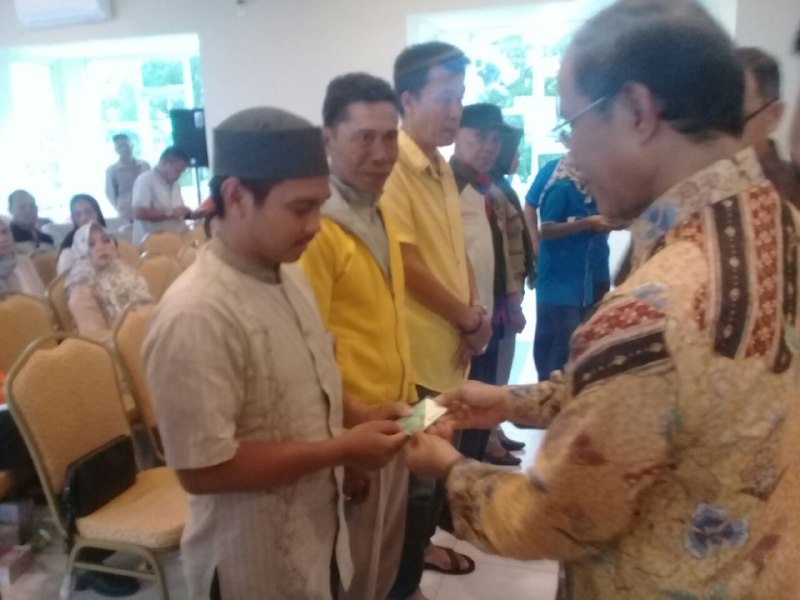 Ket: Wakil Ketua Komisi IX DPR-RI Syamsul Bachri saat menyerahkan Kartu BPJS Ketenagakerjaan pada warga Parepare. (Foto: Ris/PIJAR)