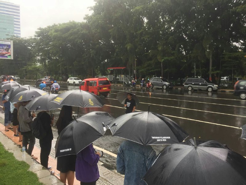 Diguyur Hujan Deras, Aksi Kamisan Makassar Rilis Kasus Kekerasan Jurnalis