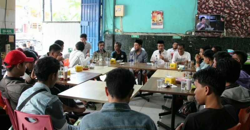 Ket: Aziz Qahhar Muzakkar berdiskusi dengan sejumlah tokoh mahasiswadi Paepare, Minggu 24/12. (foto:  handover)