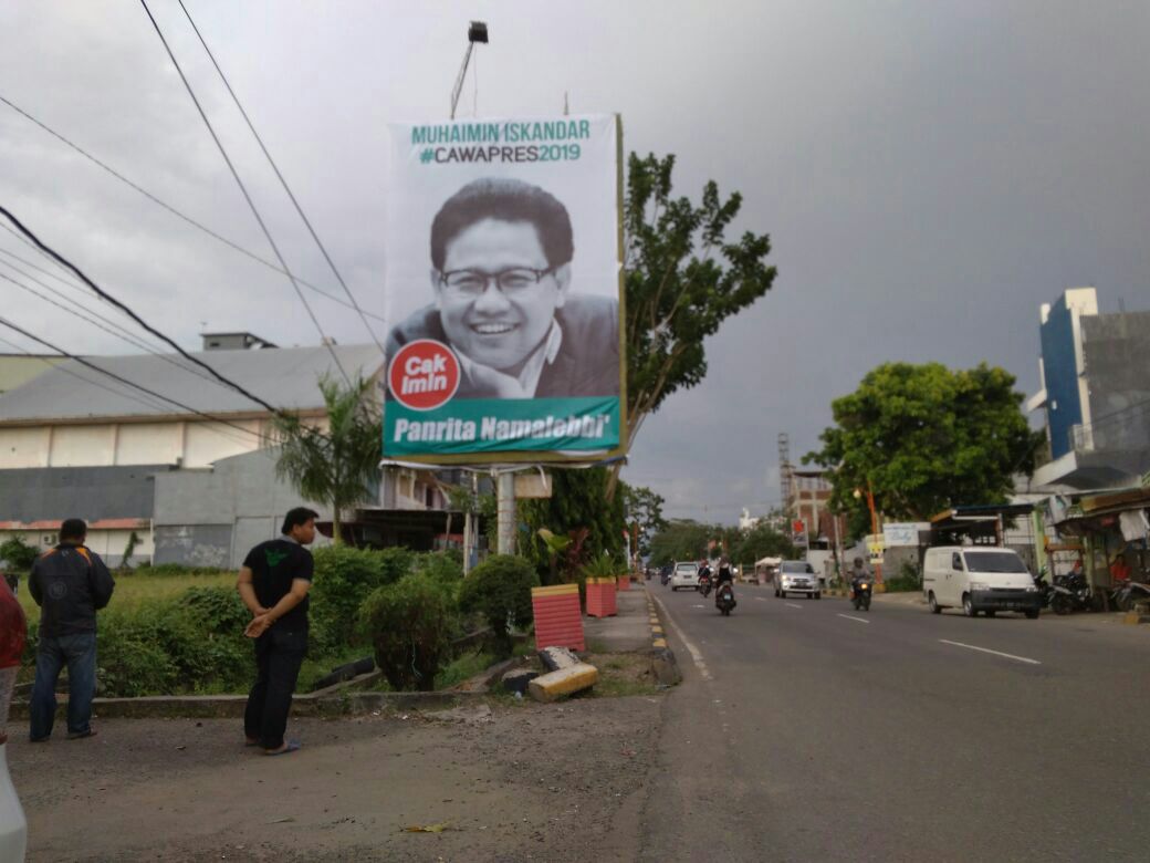 Ket: Baliho bergambar Muhaimin Iskandar di ruas jalan Jend.Sudirman Pinrang. (foto: Abdul Haris untuk PIJAR)