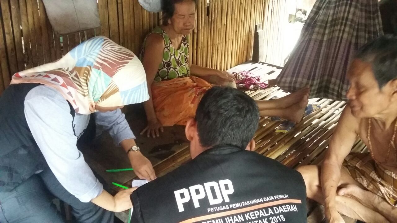 Hari Pertama Coklit, KPUD Parepare Kunjungi Rumah Disabilitas