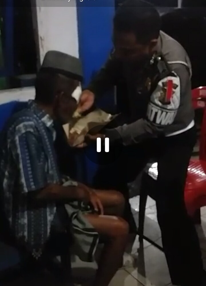 Suapi Seorang Bapak yang Kelaparan, Polantas Barru Ini Diundang Makan Kapolri