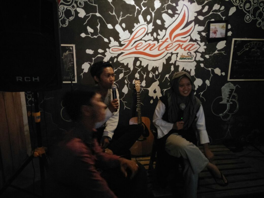 Musdalifah, akrab disapa Ifah, finalis Stand Up Comedy (Suca) pertama Indosiar saat tampil di Kafe Lentera, Parepare. --amr/pijarnews--