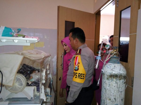 Kapolres Wajo, AKBP Asep Marsel, didampingi istrinya mengunjungi bayi penderita usus terburai di RS Wajo, Sengkang