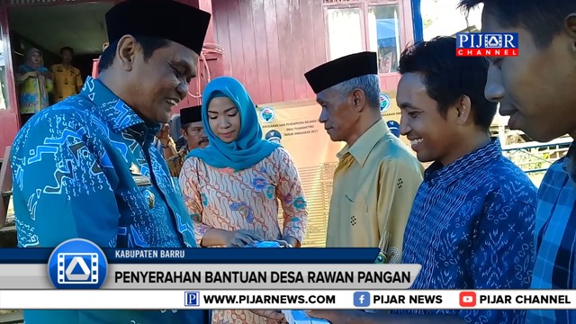 Bupati Barru Suardi Saleh menyerahkan dana bantuan mandiri pemerintah (Bamper) program kawasan mandiri pangan kepada lima desa di Kecamatan Pujananting, Kabupaten Barru, Sulawesi Selatan.