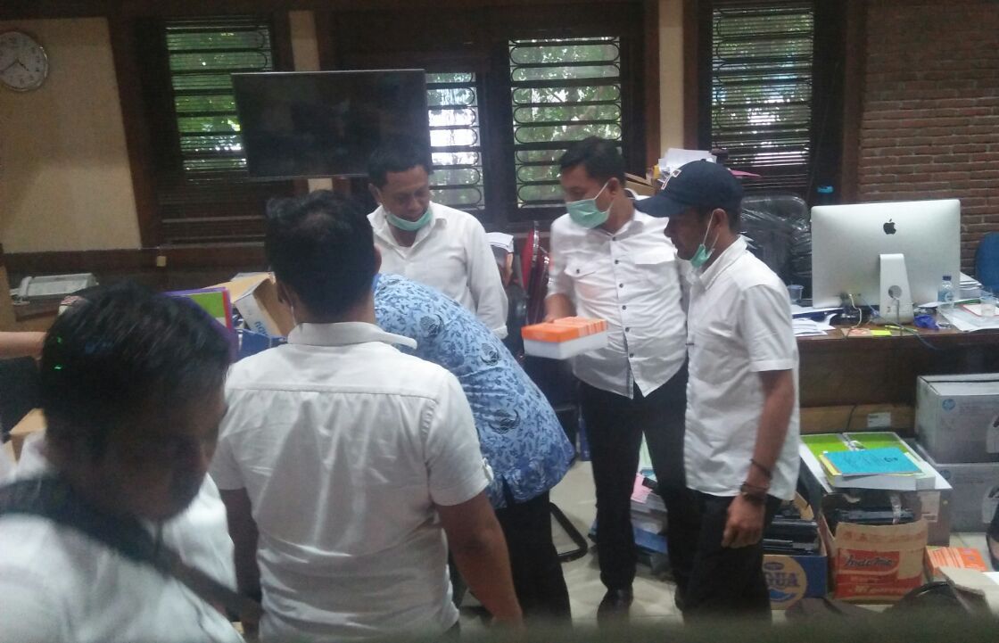 Subdit 3 Tipikor  Ditreskrimsus ke Polda Sulsel memeriksa sejumlah berkas di kantor Badan Pengelolaan dan Aset Daerah Makassar