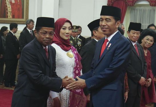 Idrus Marham yang didampingi istrinya Ridho Ekasari berjabat tangan dengan Presiden Jokowi usai dilantik menjadi Mensos di Isatana Negara