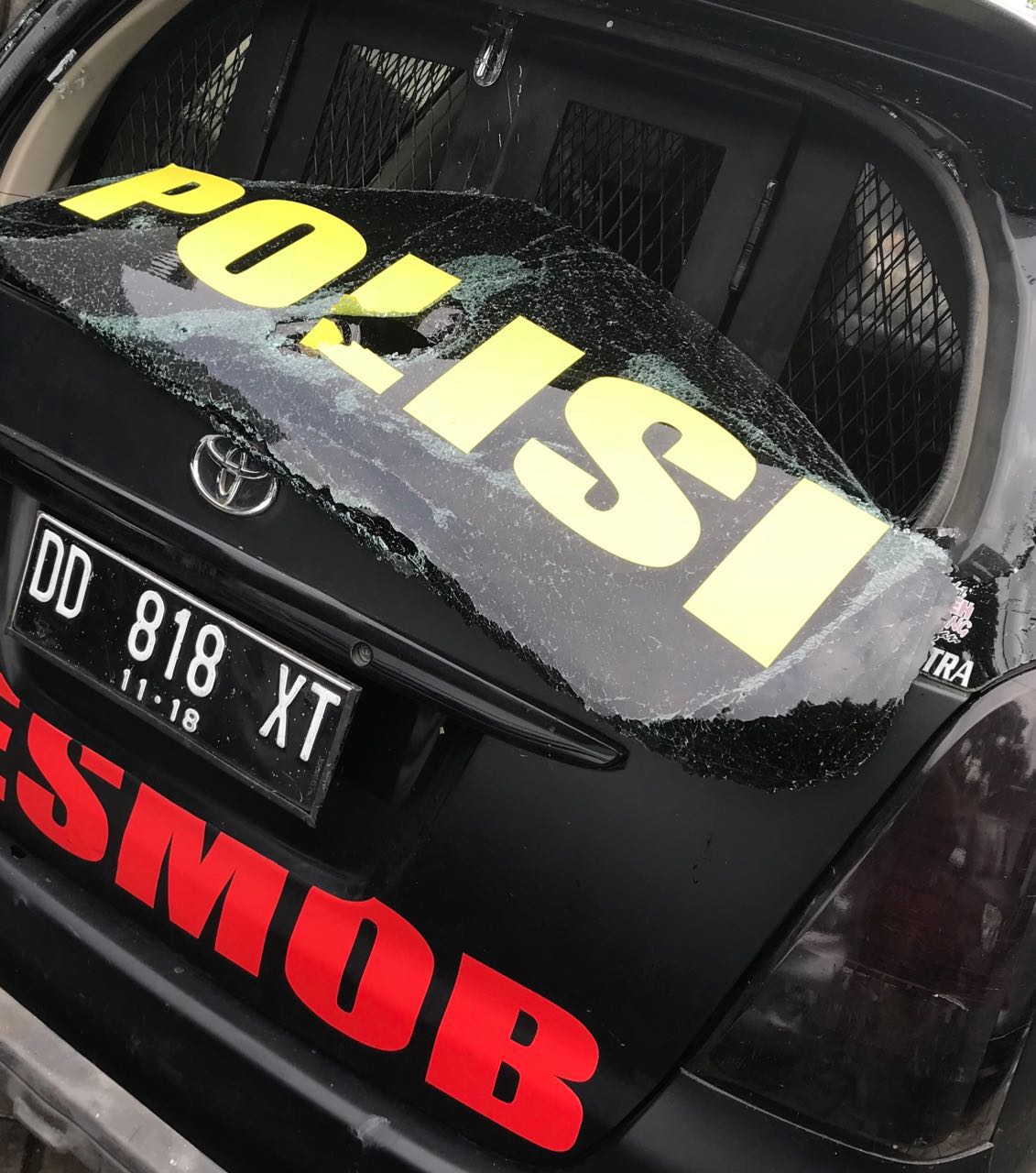Kaca belakang mobil Resmob Polda Sulsel pecah