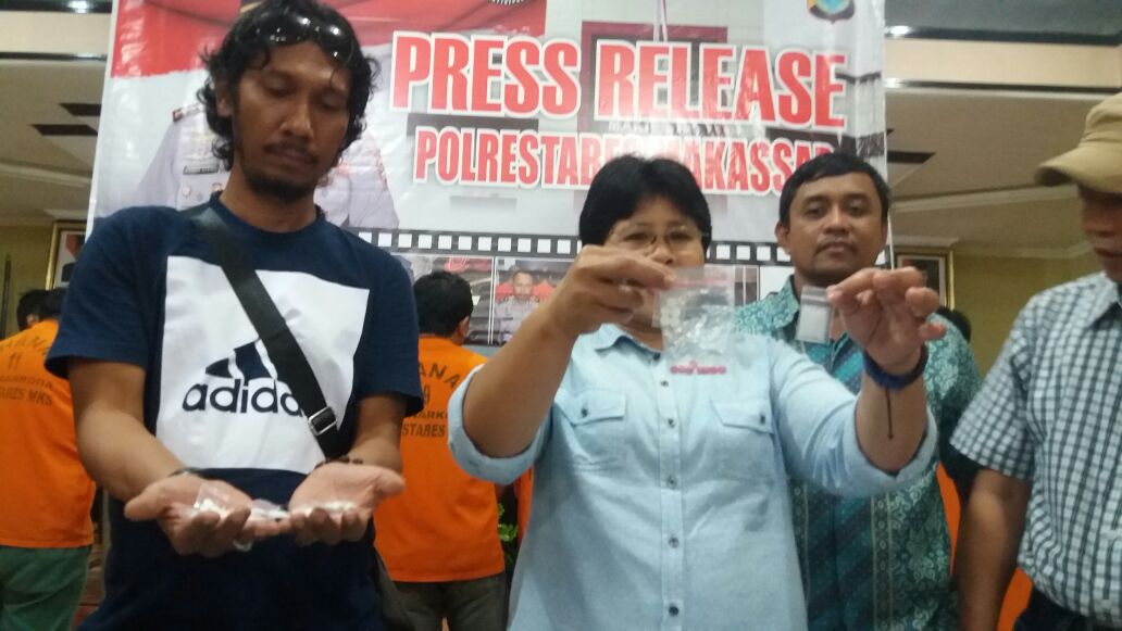 Wakasat Narkoba Polrestabes Makassar,  Kompol Aisyah Saleh, memperlihatkan Barang Bukti (BB) yang disita dari tangan para tersangka