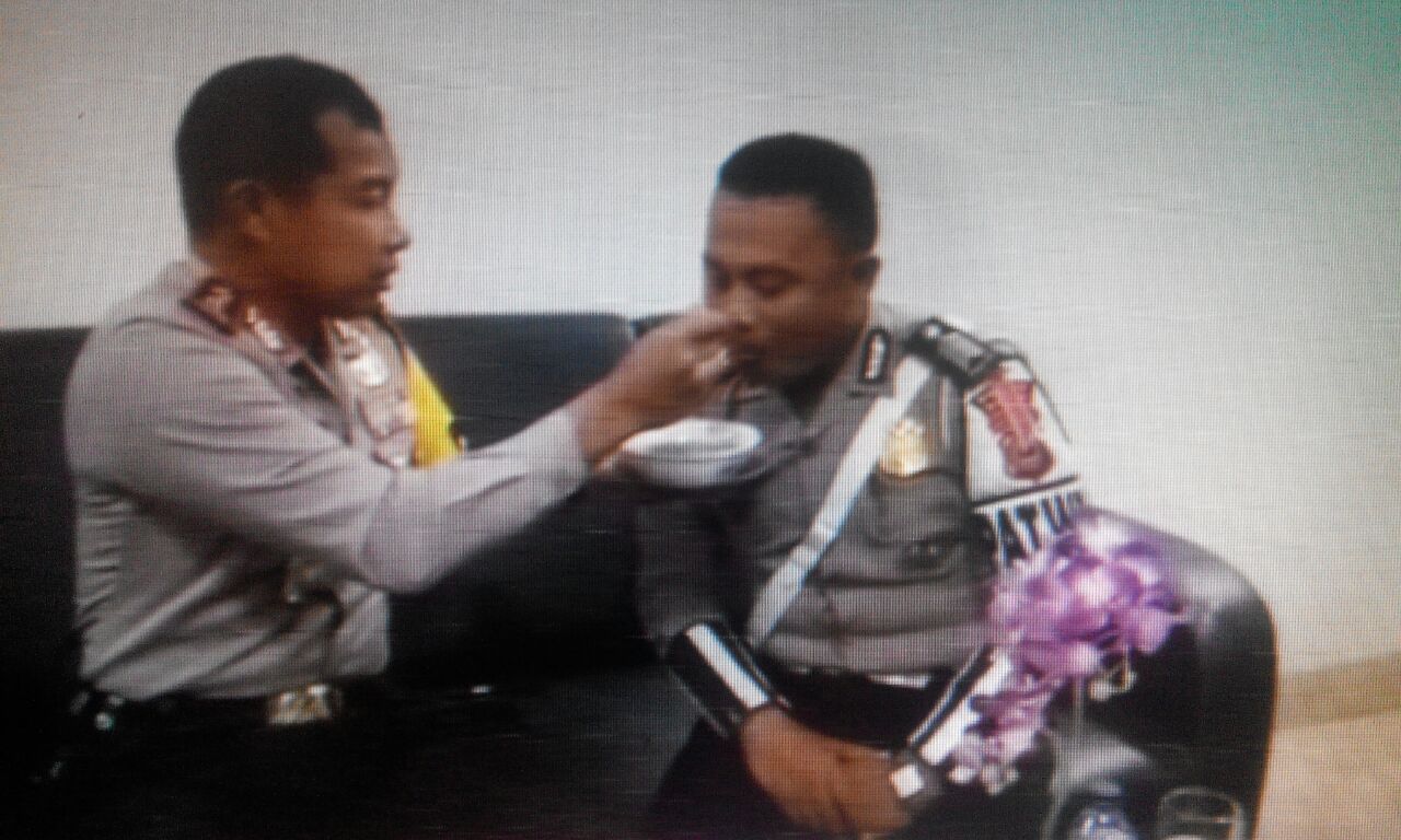 Kapolda Sulsel, Irjen Pol Umar Septono, menyuapi Bripka Yumanto di SPN Batua, Makassar