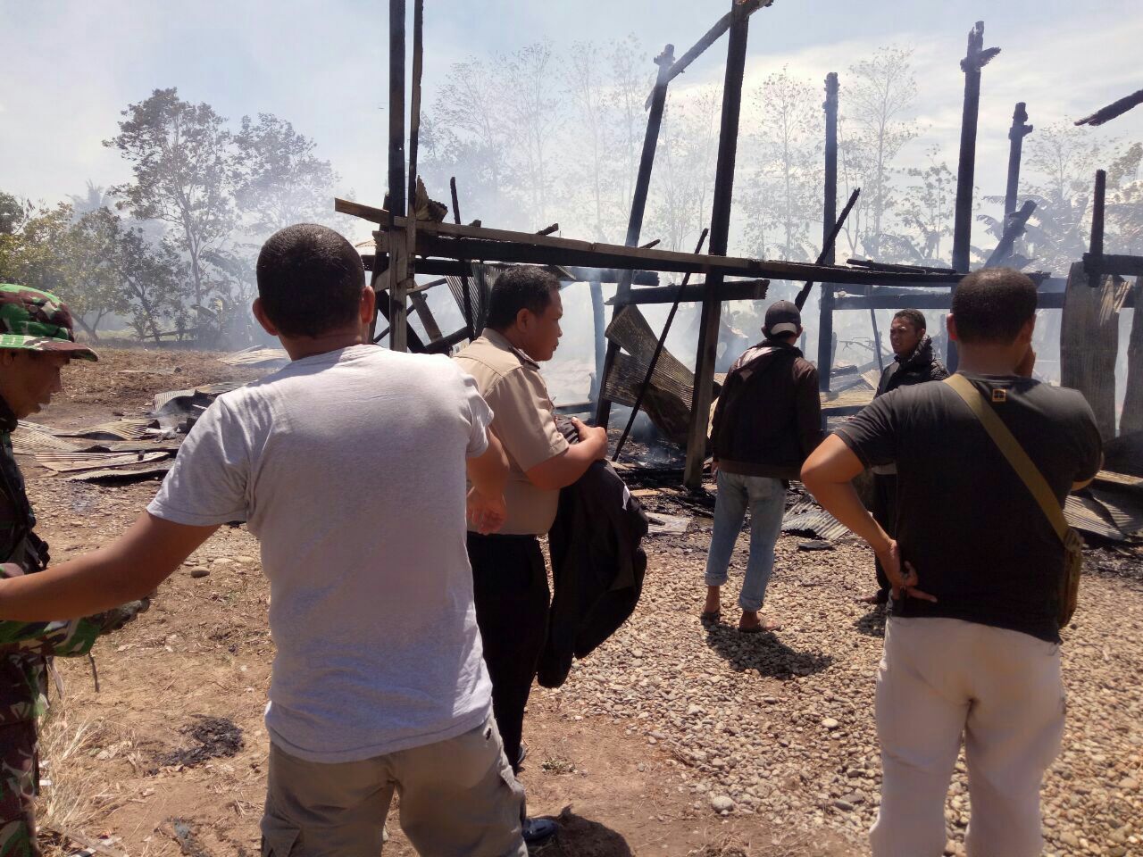 Rumah pelaku pembunuhan yang dibakar oleh massa di di Dusun Bacu-bacu, Desa Liu, Kecamatan Majauleng, Kabupaten Wajo