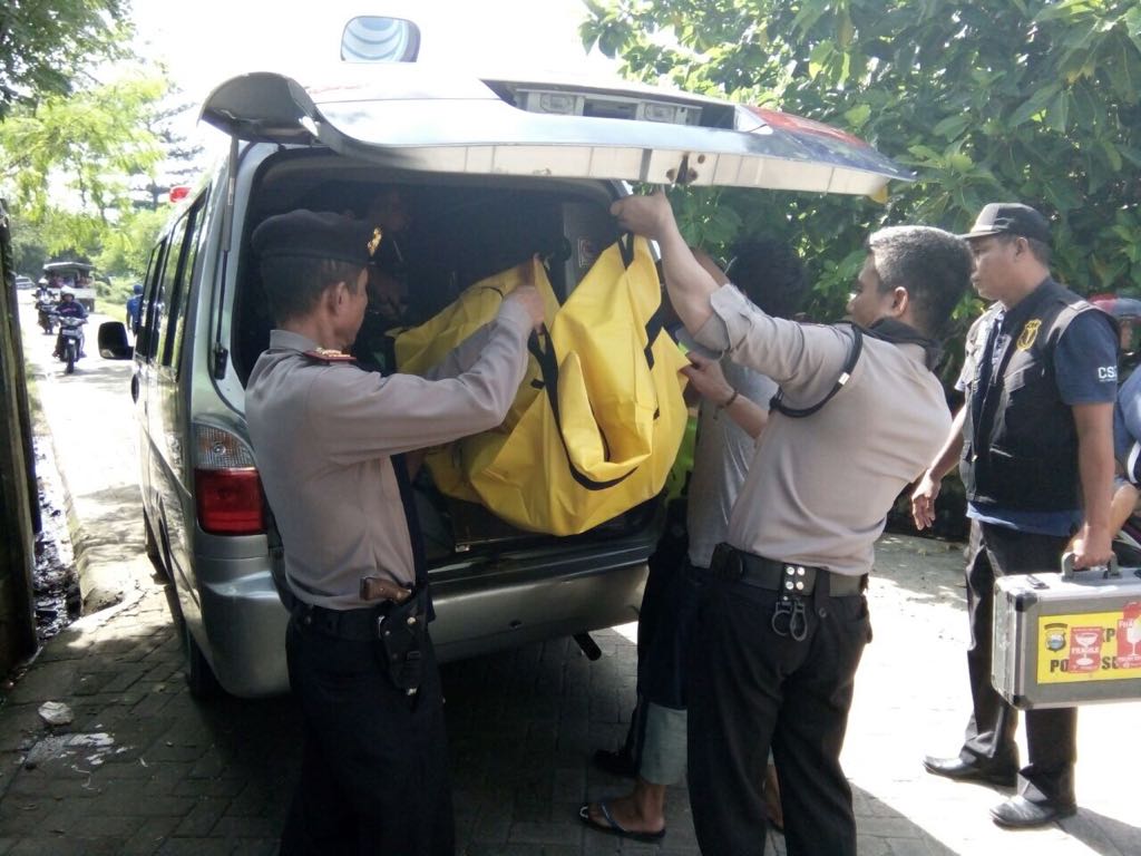 Petugas dari Polsek Tamalanrea, Makassar, mengevakuasi jenazah korban Hermin (65) yang ditemukan terapung tak bernyawa di Sungai Tallo