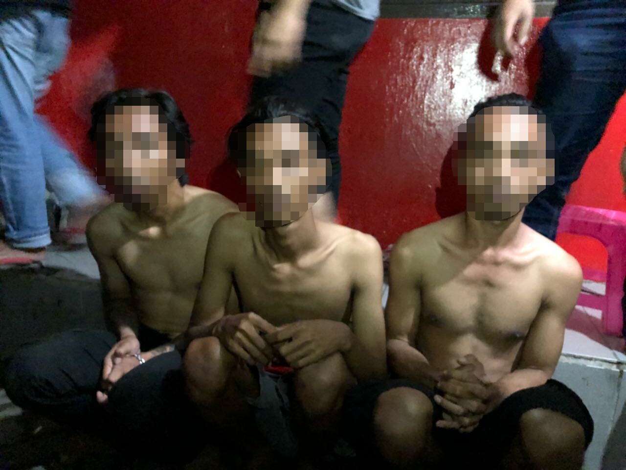 Tiga pelaku pengeroyokan dan penyiraman air panas di pondok Faisal, Jalan Dg Ngadde, yang berhasil ditangkap Resmob Polsek Tamalate .