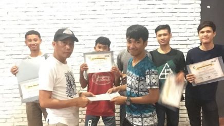 Asosiasi Futsal Kota (AFK) Parepare, Adam Sjamsu Alam (pakai topi) memberikan  penghargaan kepada Tim Futsal. -- foto : sam/pijarnews --