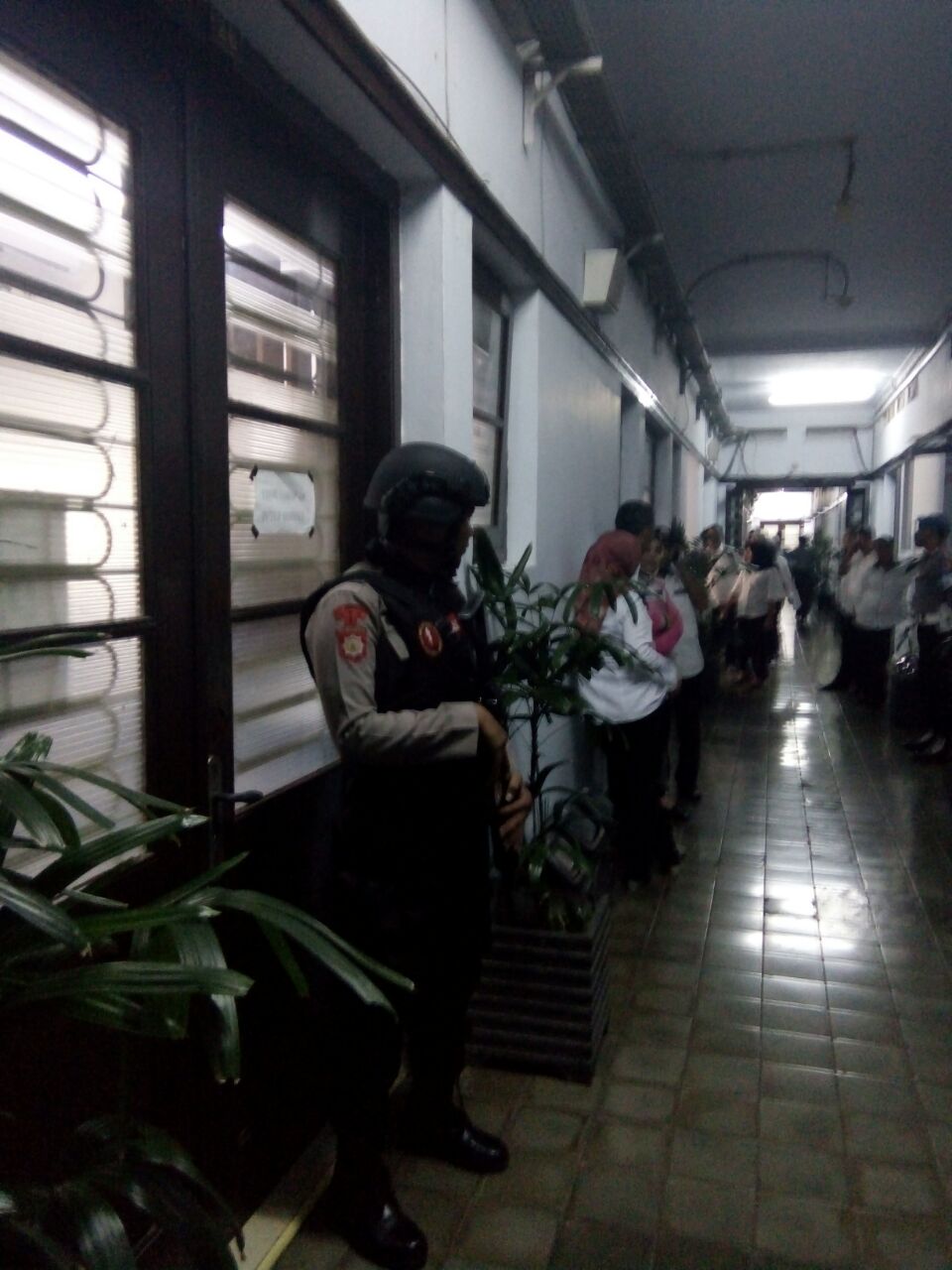 Suasana Polisi berjaga saat Balaikota Makassar digeledah Tim Tipikor Polda Sulsel, Rabu (3/1). --ist--
