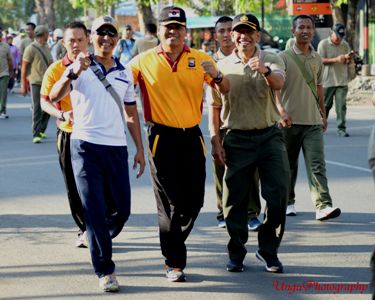 Kombes Pol Lukas Arry Dwiko Utomo (tengah), saat jalan santai TNI-Polri September 2017 lalu. –ist--