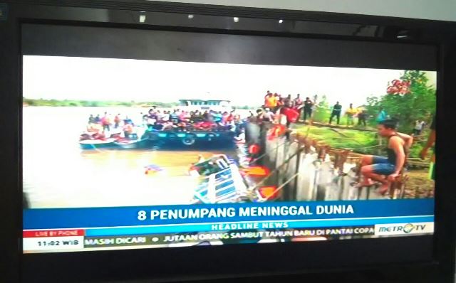 Suasana evakuasi kapal tenggelam di Tarakan, Kaltara yang ditayangkan salah satu stasiun tv swasta nasional, Ahad (1/1). Tim sar kini masih melakukan pencarian korban hilang kapal tenggelam tersebut.