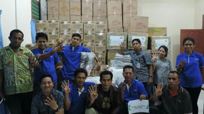 Sejumlah karyawan PT.Pelindo IV mempersiapkan bantuan yang akan dikirim ke Asmat, Papua (foto: Humas Pelindo IV)