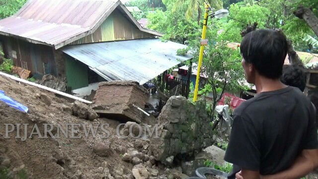 Salah satu rumah rusak akibat longsor di Batang Rappe, Parepare. --sam/pijarnews--
