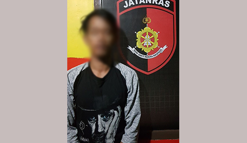 BS, pelaku pencabulan salah satu Siswi SMKN Makassar saat diamankan oleh petugas Polrestabes Makassar