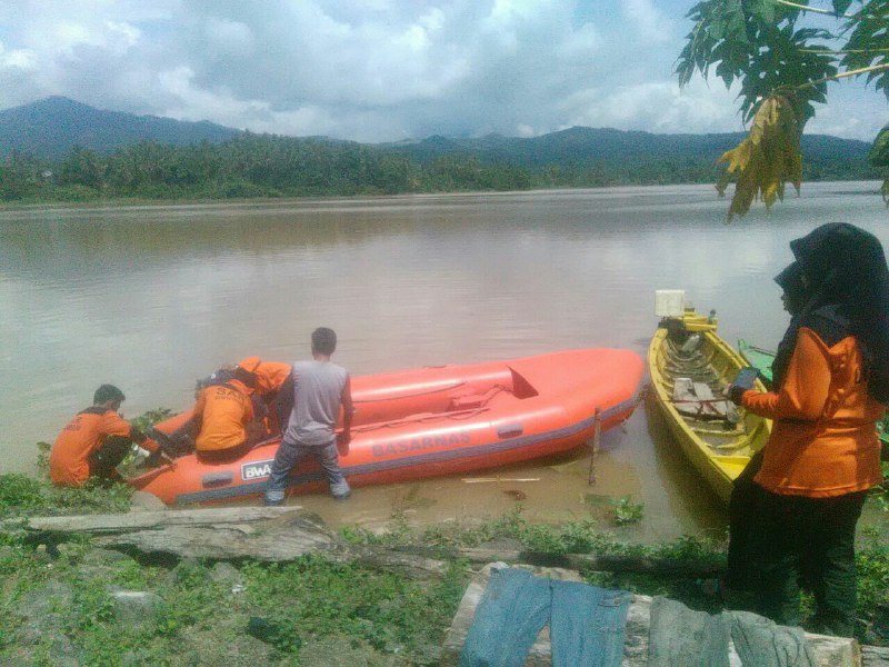 Tim SAR hendak mencari korban tenggelam di Sungai Saddang. 
--ocang/pijarnews--