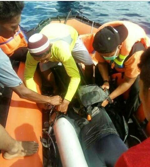 Suasana Evakuasi Penyelam yang tewas di Tanjung Bira, Bulukumba, Sulawesi Selatan, Selasa (3/1).
--ist--