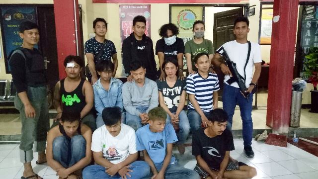 Para pelaku yang masih diinterogasi di Polrestabes Makassar (Gambar: Pijarnews)