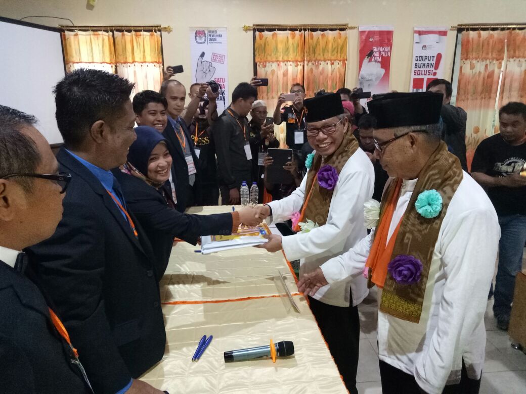 Pasangan Calon Walikota dan Calon Wakil Walikota Parepare, Taufan Pawe-Pangerang Rahim mendaftar di KPUD Parepare, Rabu (10/1).