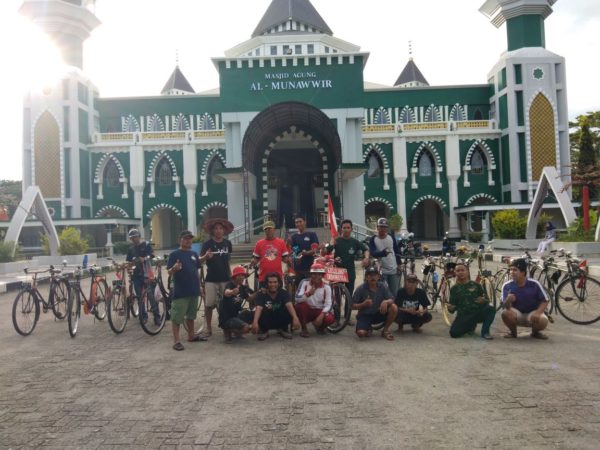 Damin tiba di Pinrang dan bertemu Komunitas Sepeda Onthel Pinrang (KOPI), Pria yang berkeliling Indonesia dengan sepeda onthelnya.