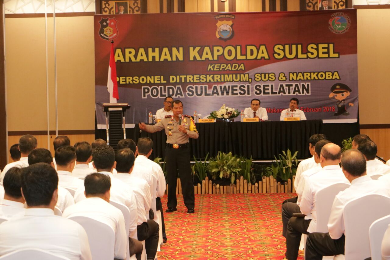 Kapolda Sulsel, Irjen Pol Umar Septono memberikan arahan kepada personil jajaran Polda Sulsel di Hotel Herper, Makassar, Rabu (28/2).
