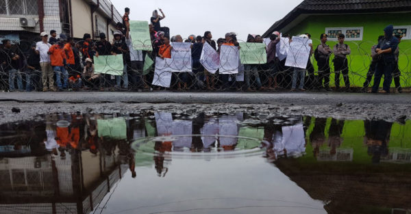 Pendukung Paslon Wali Kota Makassar demo di panwaslu makassar