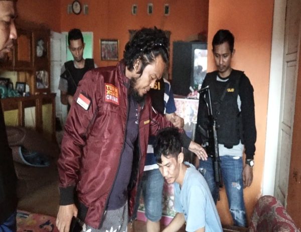 Jual HP Curian Lewat Facebook, Pelaku Akhirnya Ditangkap Oleh Team Crime Hunter