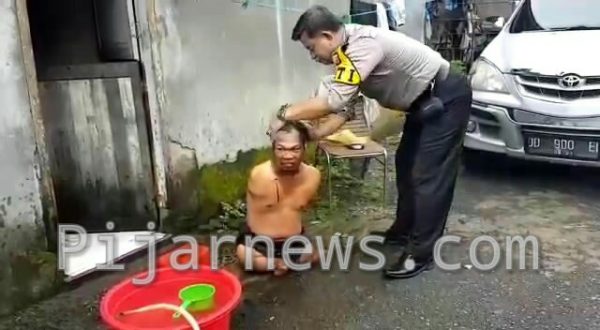 Patut Dicontoh, Polisi ini Rela Mandikan Penyandang Disabilitas yang Tidak Memiliki Tangan dan Kaki