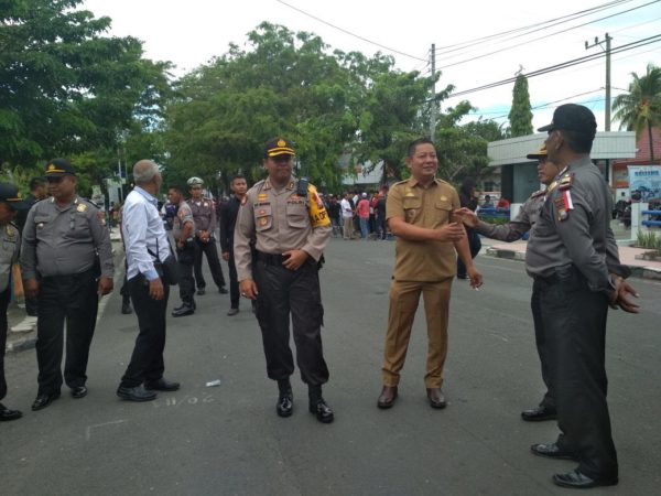 Bupati RMS Terjun Langsung Pantau Pengamanan di KPU
