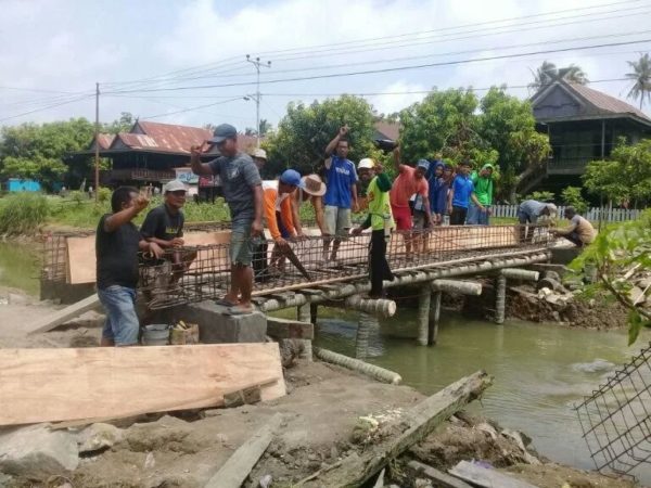 Wraga Desa Padaelo Pinrang bangun jembatan