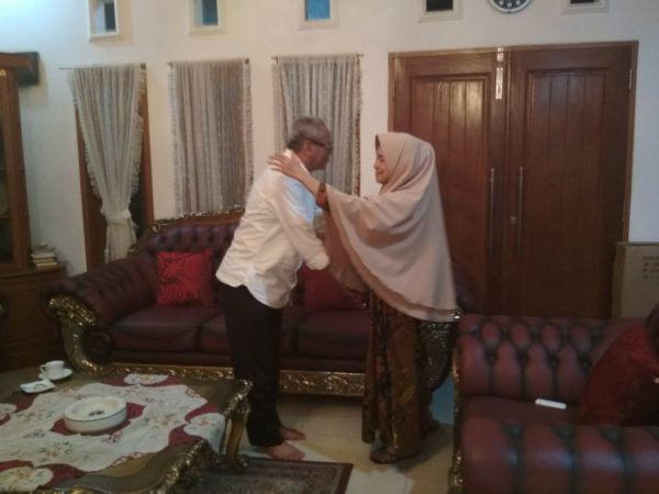 Faisal Andi Sapada saat bertemu dengan Hj Suharti Zain Katoe