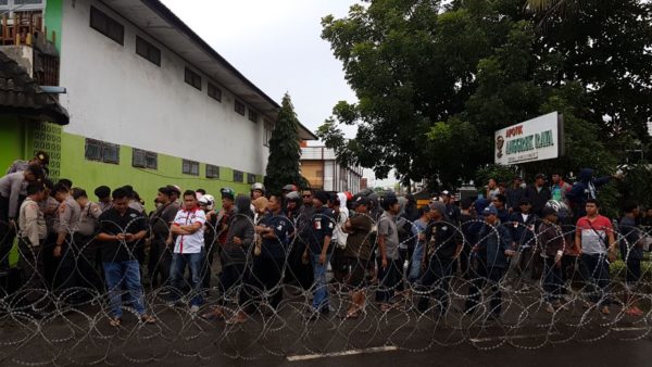 Barikade kawat berduri di depan Panwaslu Makassar