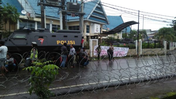 Polisi jaga kantor Panwaslu Makassar