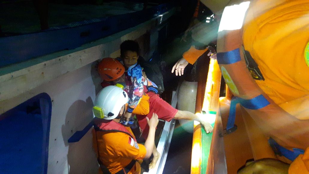 Tim Basarnas melakukan evakuasi terhadap 18 penumpang Kapal KLM Umegah Berkah yang mengalami mati mesin di Perairan Pulau Marasande, Kecamatan Liukang Kalmas, Pangkep., Rabu 921/2).