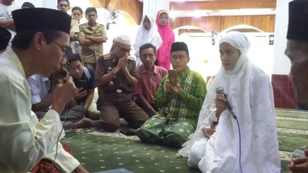 Mahasiswi Cantik Ini Ucapkan Syahadat di Depan Imam Masjid Raya Parepare