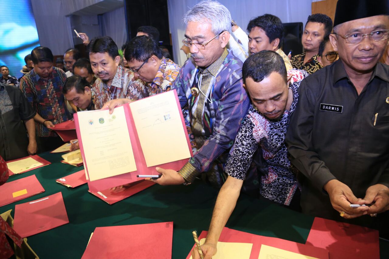 Bupati Lutim, Muh. Thorig Husler memperlihatkan MoU atau nota kesepahaman yang ia tandatangani langsung pada acara Kemendes PDTT di Jakarta.