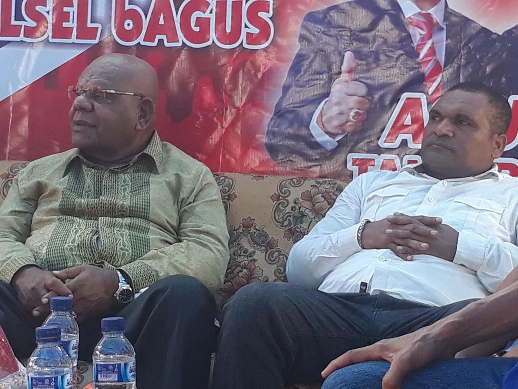 Mantan Bupati Puncak Jaya, Henok Ibo (kacamata) dan Ketua KNPI Jayapura, Franklin E Wahey (baju putih) hadir pada acara pengukuhan 500 relawan Papua Community yang menyatakan diri siap menangkan Paslon Cabup Sidrap nomor urut 2, Doamu.(ist)