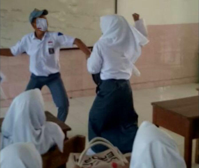 Siswa berkelahi dalam kelas
