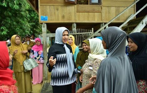 Bedah Rumah, Warga Sidrap Berterima Kasih ke Fatmawati