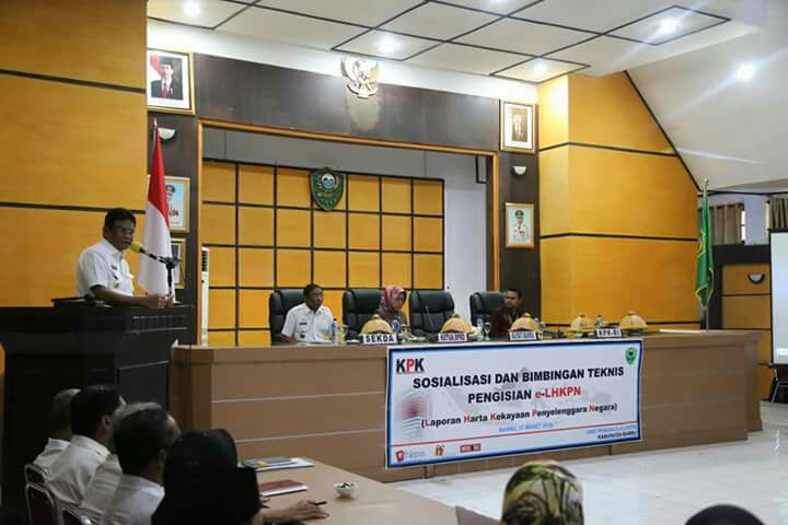 Bupati Barru, Suardi Saleh saat memberi sambutan pada acara sosialisasi E-LHKPN di Barru, Rabu (21/3). (Foto: Humas Pemkab Barru).