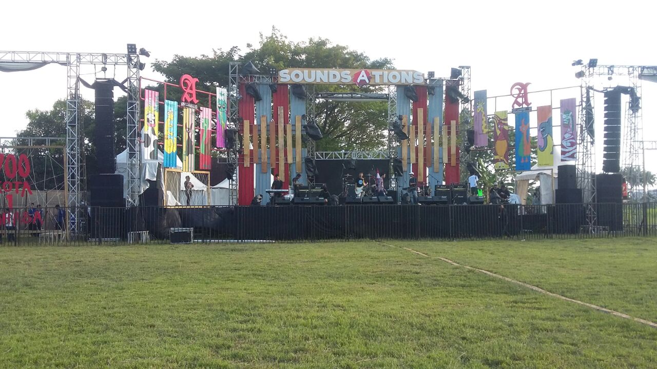 Tantri Kotak Hibur Team Andalan Gue di Lapangan Kavaleri Parepare