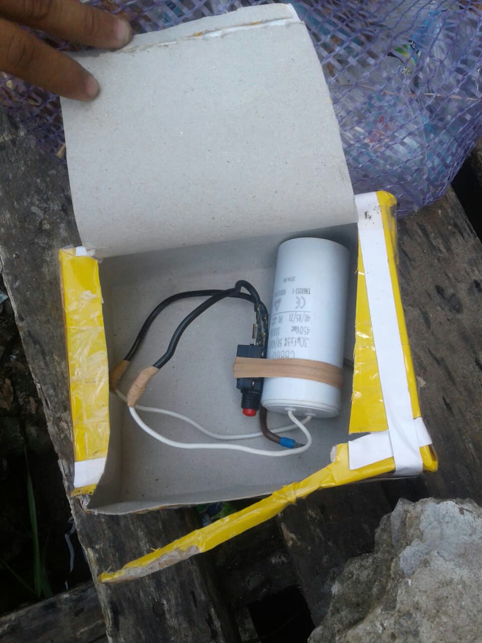 Warga digegerkan dengan penemuan kardus di duga bom di Jalan Tinumbu, Makassar, Jumat (27/4).(ist)