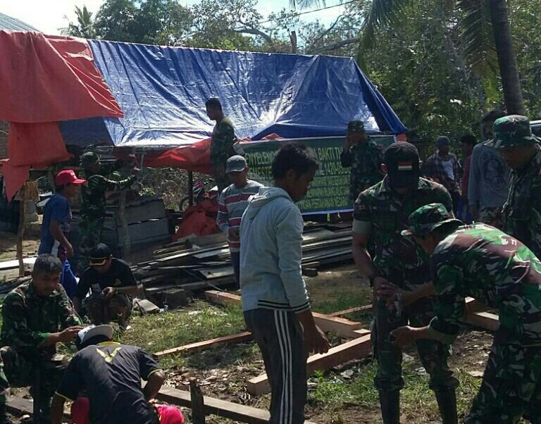 Personil Kodim 1420 Sidrap membantu warga pasca bencana angin puting beliung di Sidrap, Jumat (27/4).(ist)